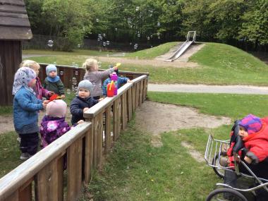 Børn puster sæbebobler